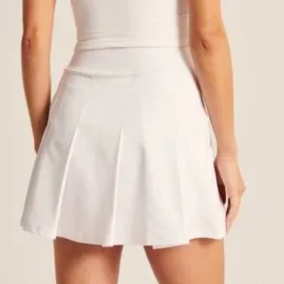 Abercrombie Pleated Traveler Skort - Picture 2 of 3